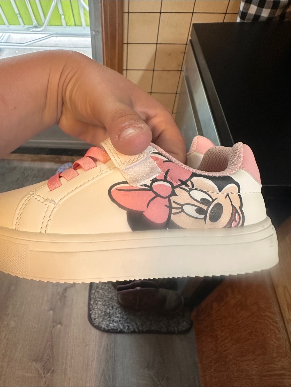 Girls White & Pink Minnie Character Low-Top Sneakers